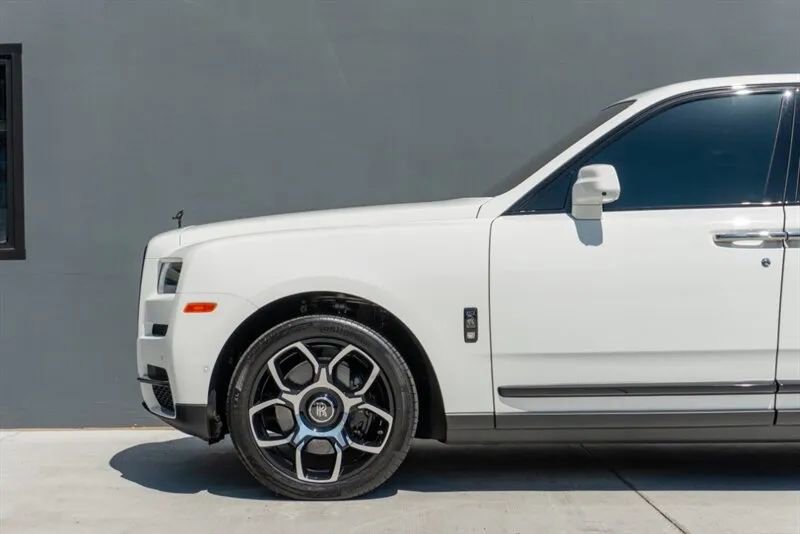 Used 2024 Rolls-Royce Cullinan Black Badge image 32