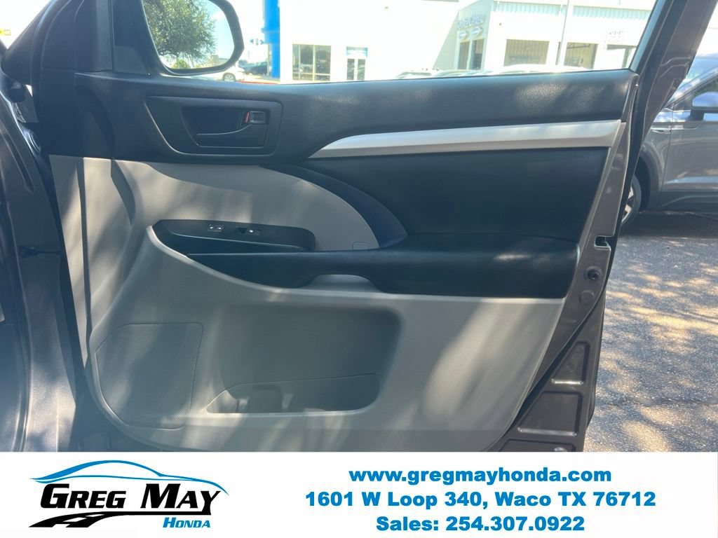 Used 2017 Toyota Highlander Plus FWD image 12