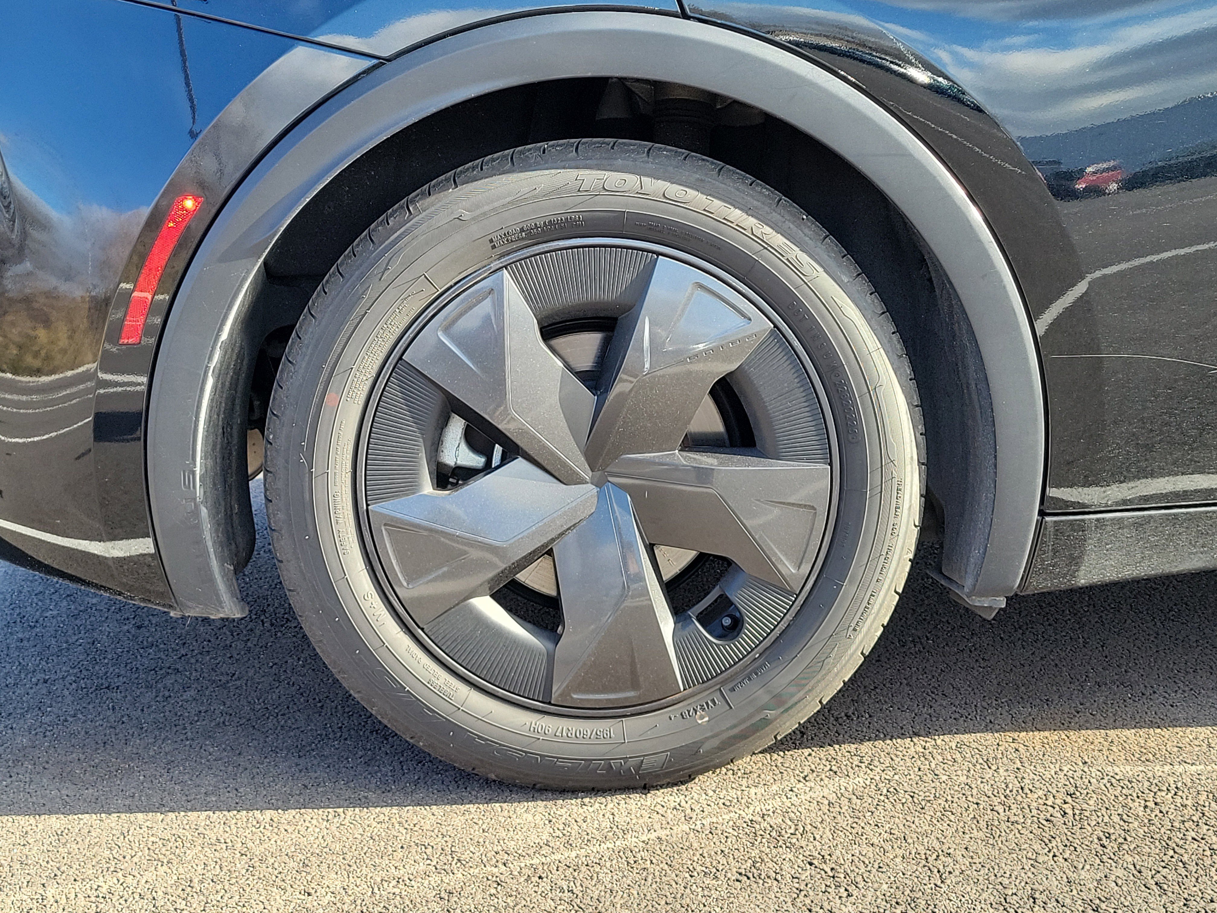 Used 2024 Toyota Prius LE image 5