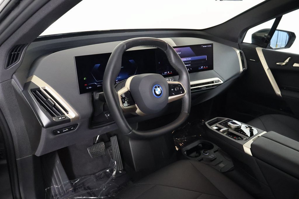 Used 2024 BMW iX xDrive50 w/ Sport Package AWD/4WD image 7