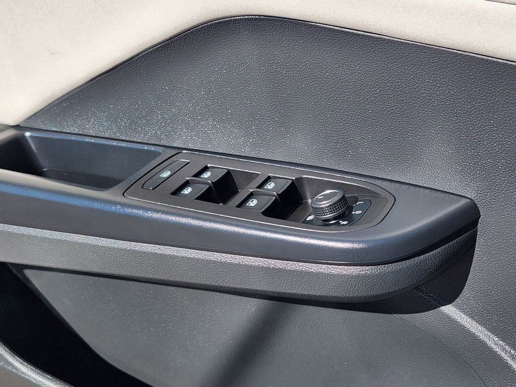 Used 2025 Volkswagen Taos SE image 4