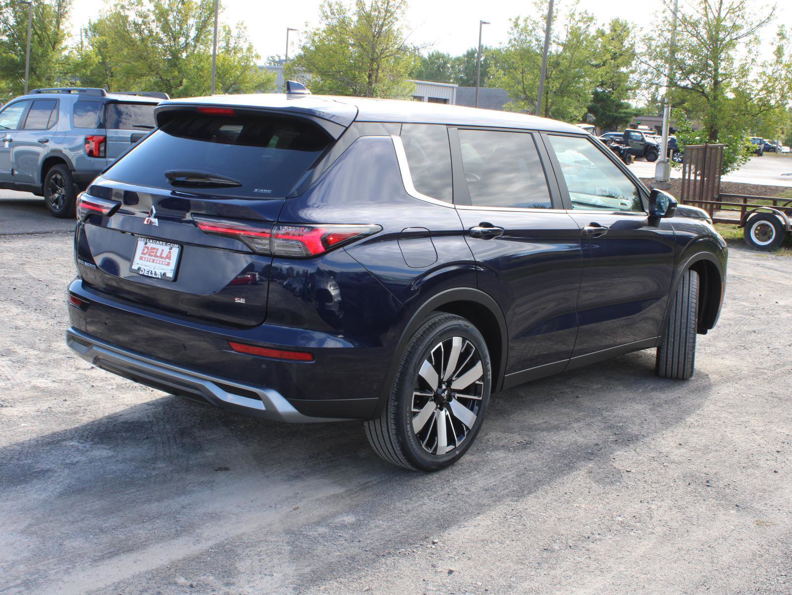 New 2025 Mitsubishi Outlander SE image 8