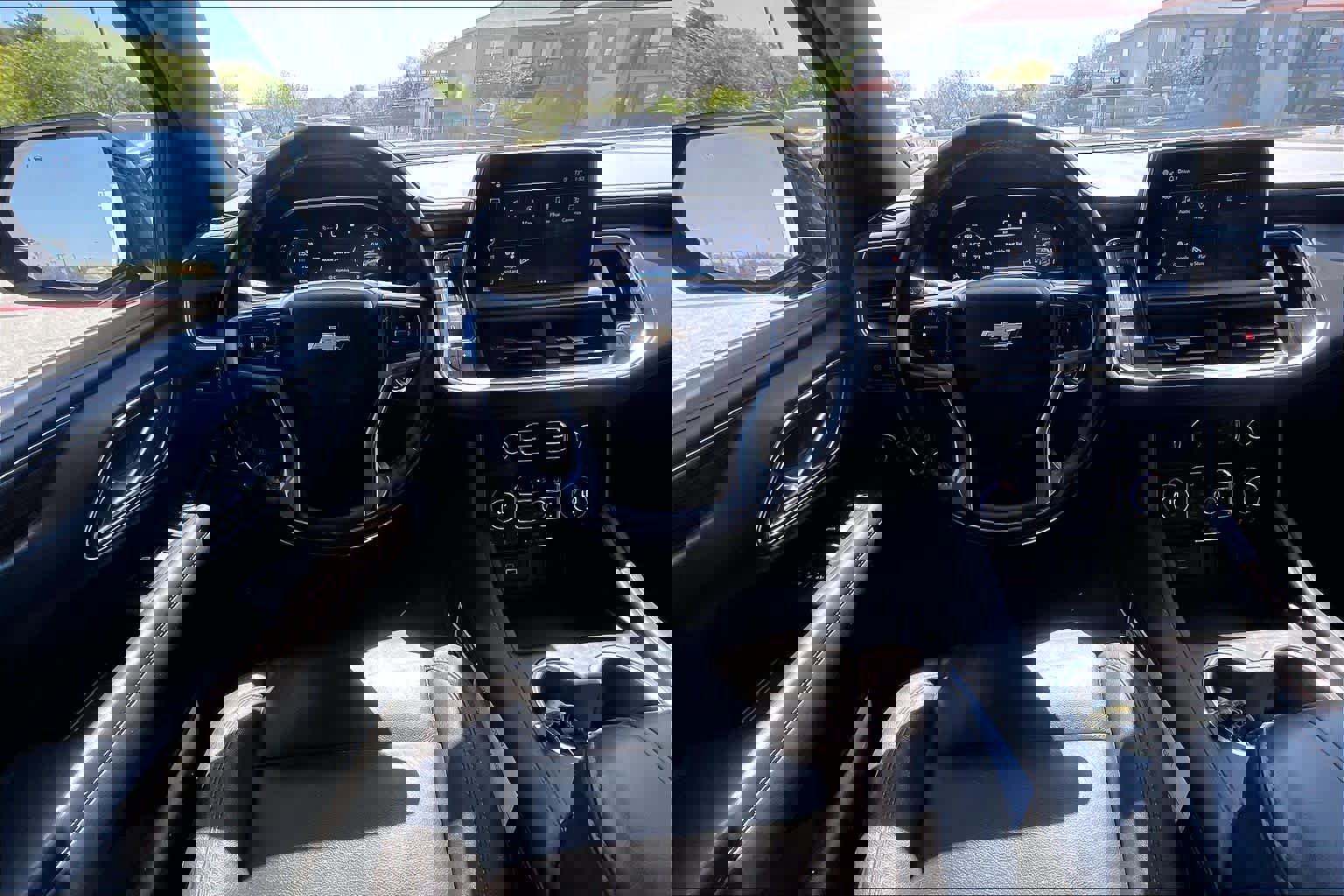 Used 2023 Chevrolet Suburban LT w/ Luxury Package image 6