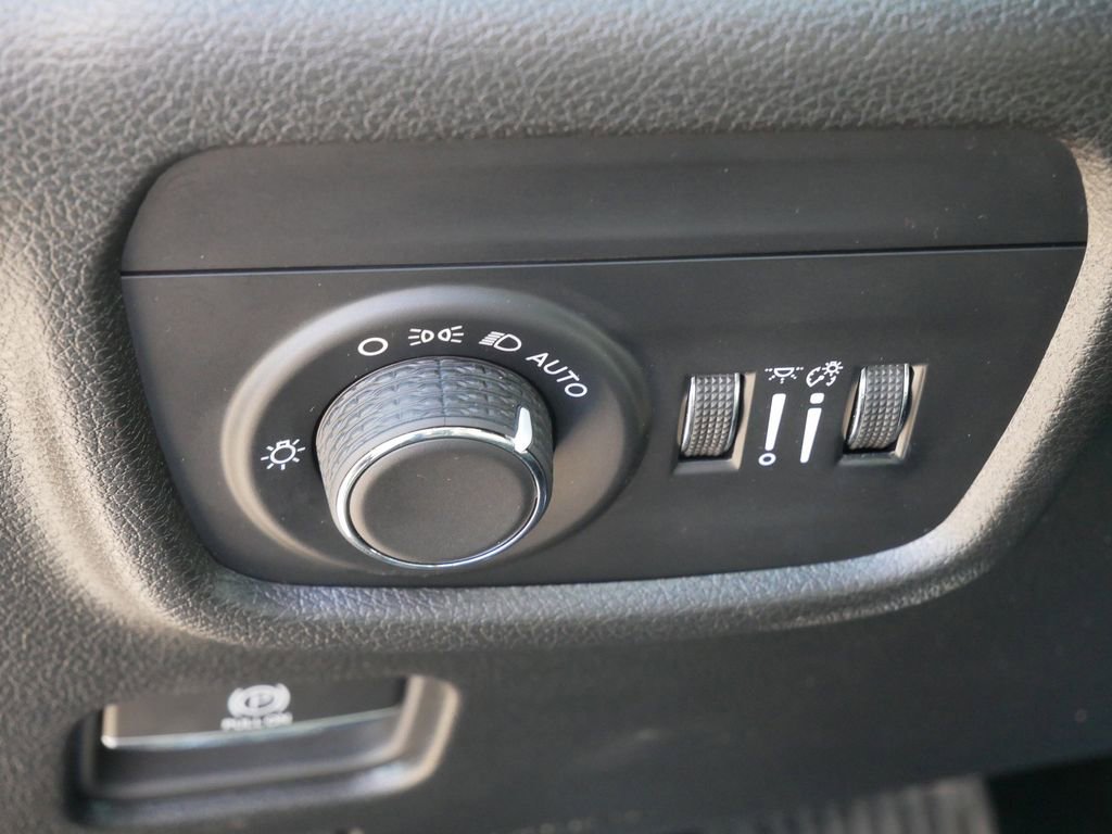 Used 2024 Jeep Grand Cherokee L Altitude AWD/4WD image 17