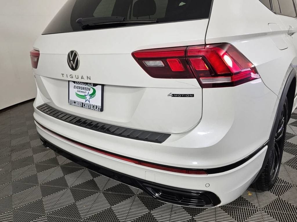 Used 2022 Volkswagen Tiguan SE R-Line AWD/4WD image 10