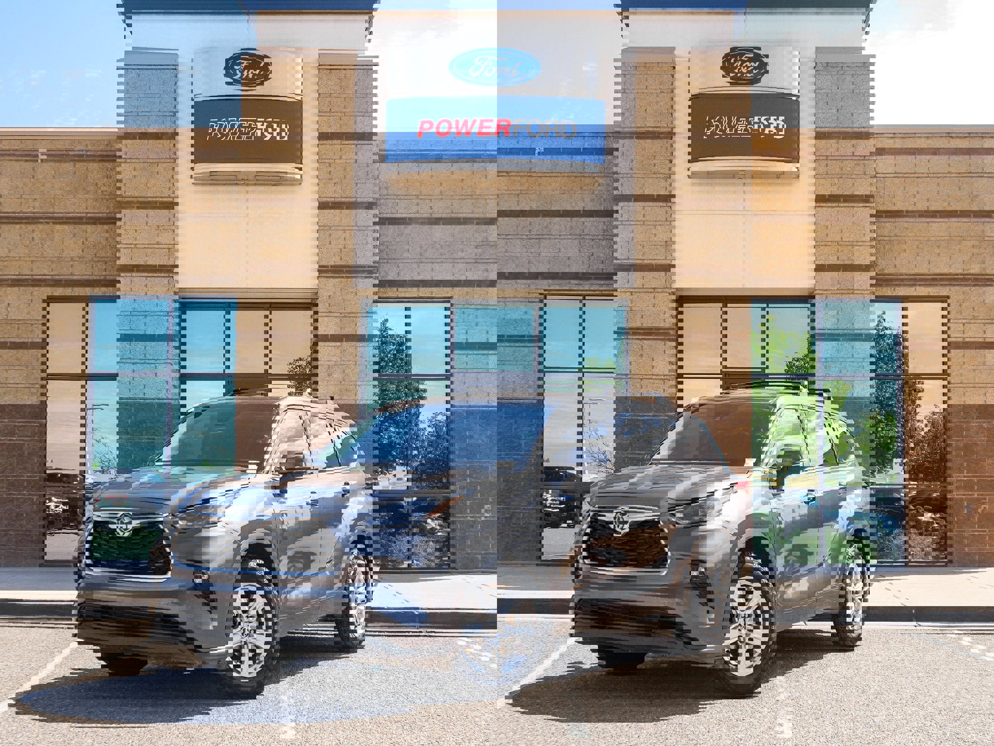 Used 2022 Toyota Highlander LE image 2