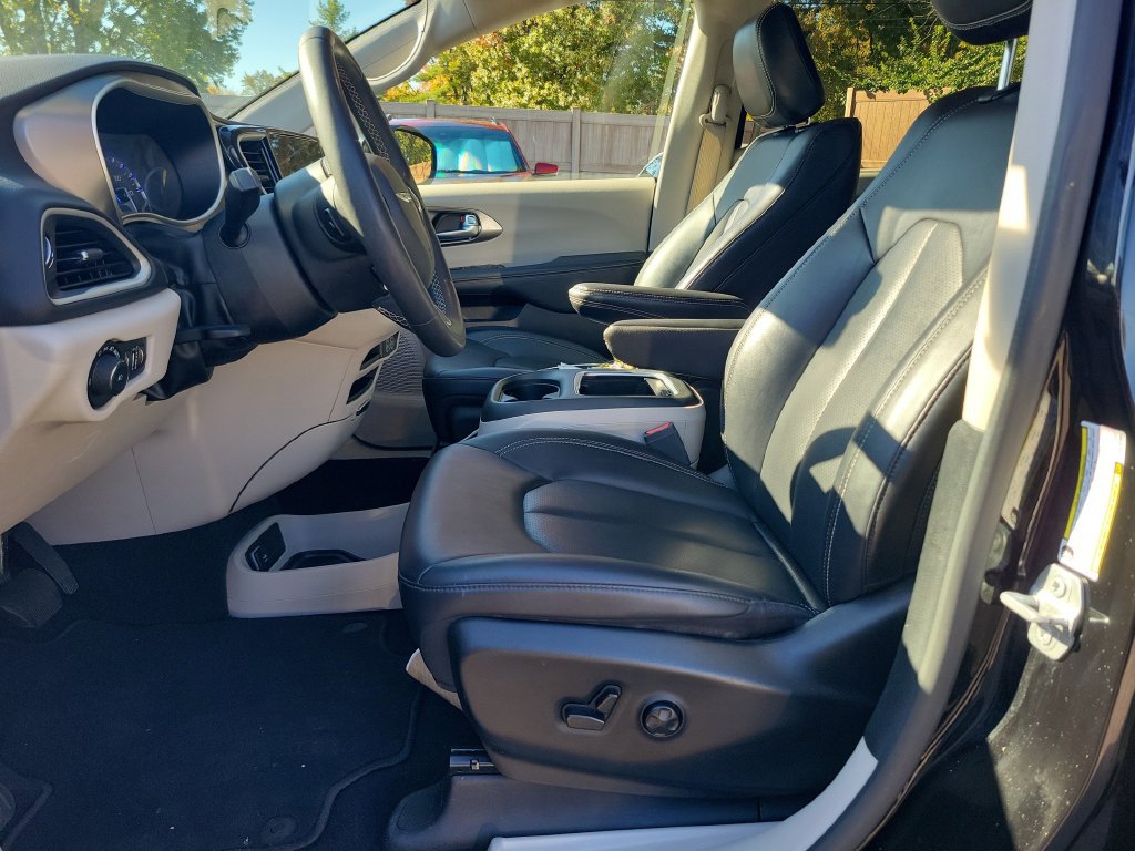 Used 2024 Chrysler Pacifica Touring-L FWD image 27