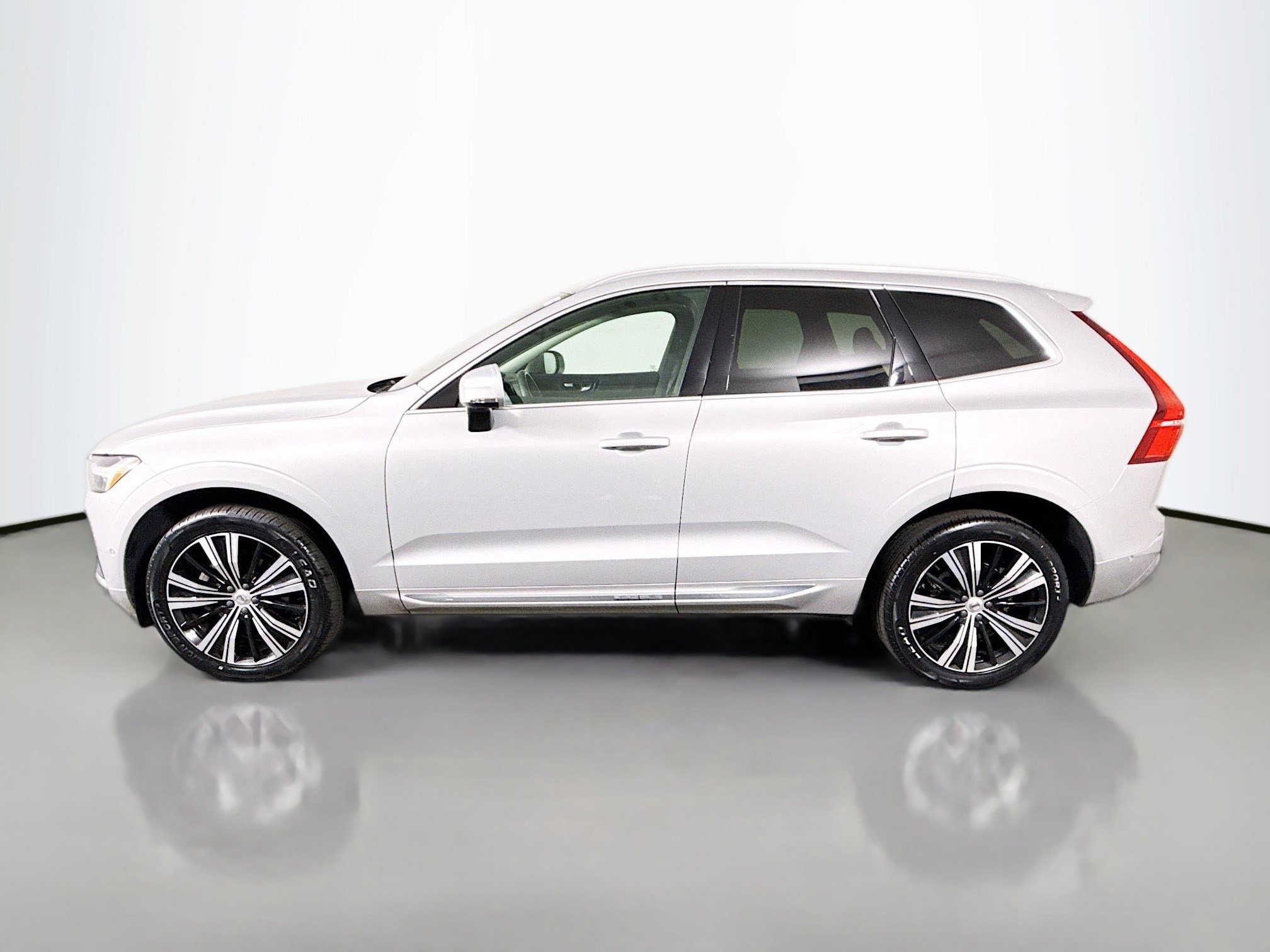 Used 2023 Volvo XC60 B5 Plus w/ Protection Package Premier image 6