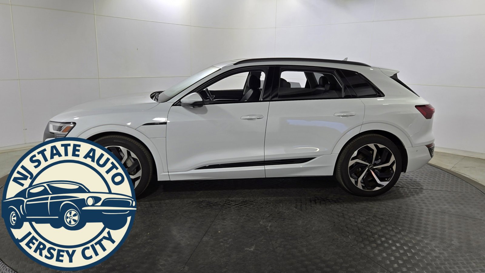Used 2024 Audi Q8 e-tron Premium Plus image 4