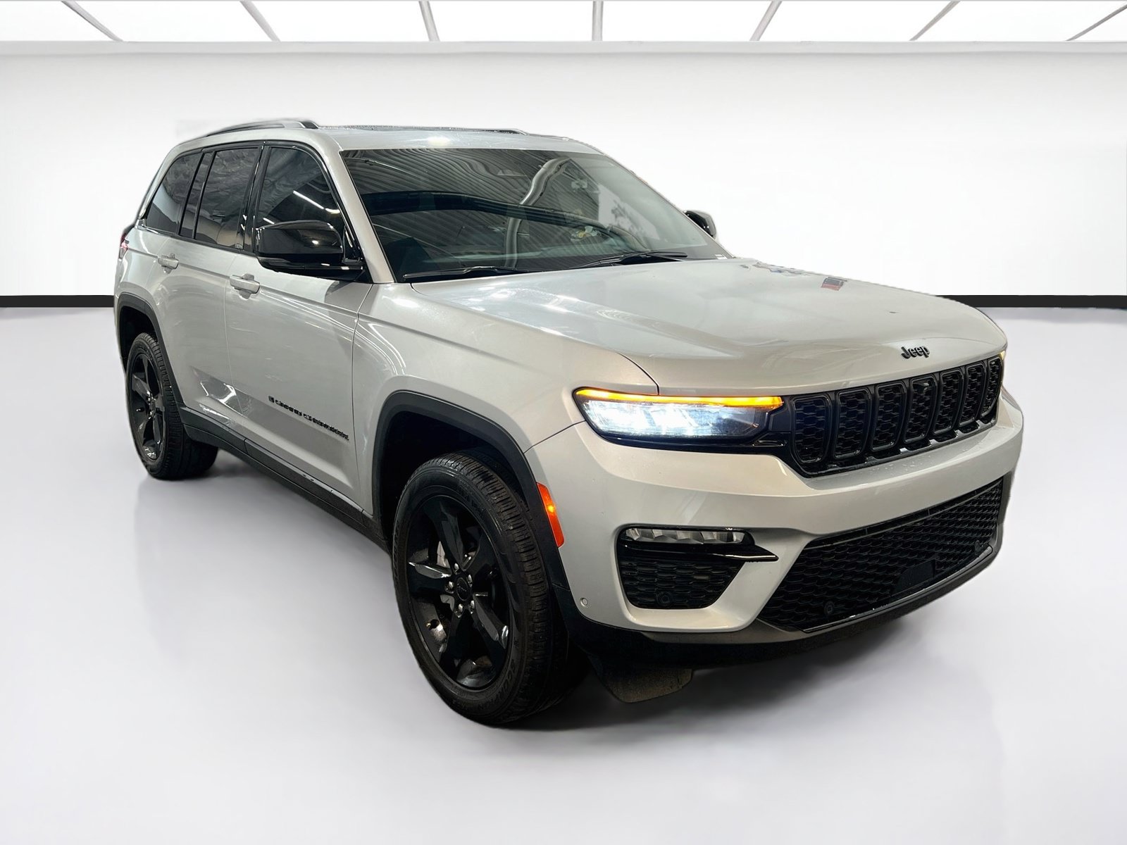 Used 2025 Jeep Grand Cherokee Limited w/ Luxury Tech Group II AWD/4WD image 3