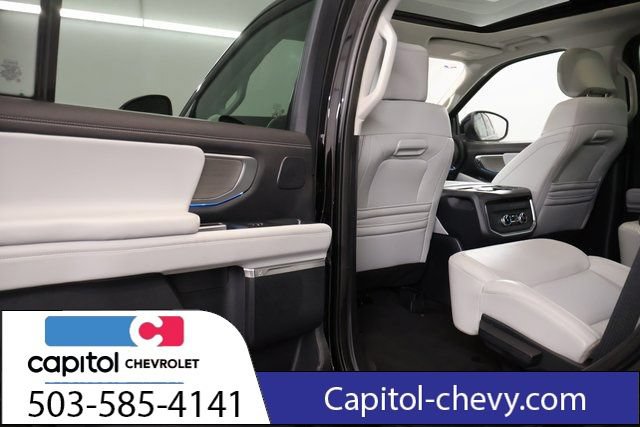 Used 2025 Ford Expedition Platinum w/ Driver's Package AWD/4WD image 30