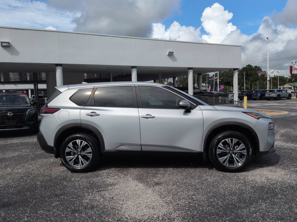 Used 2022 Nissan Rogue SV FWD image 3