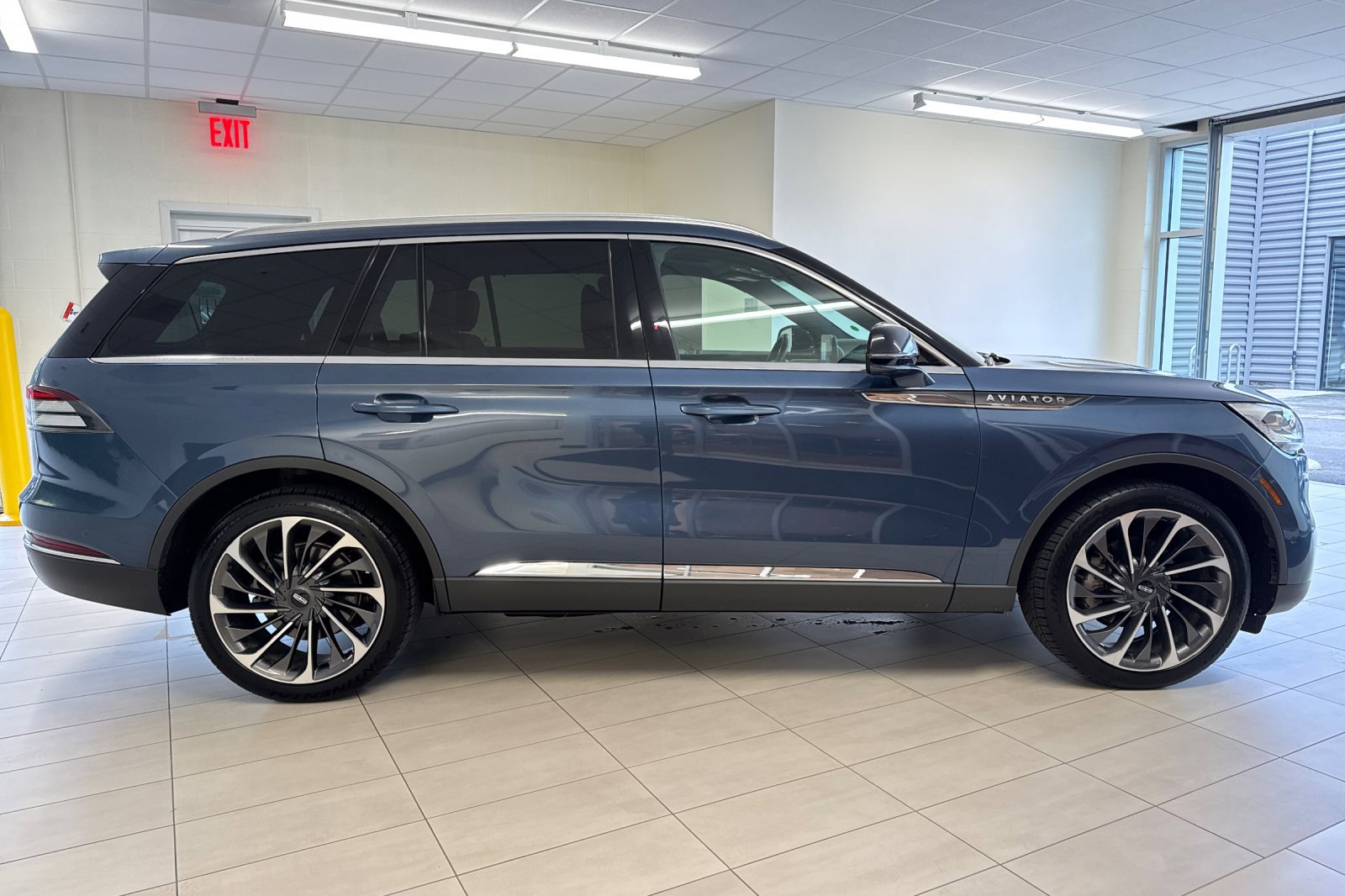 Used 2020 Lincoln Aviator Reserve w/ Equipment Group 202A image 3