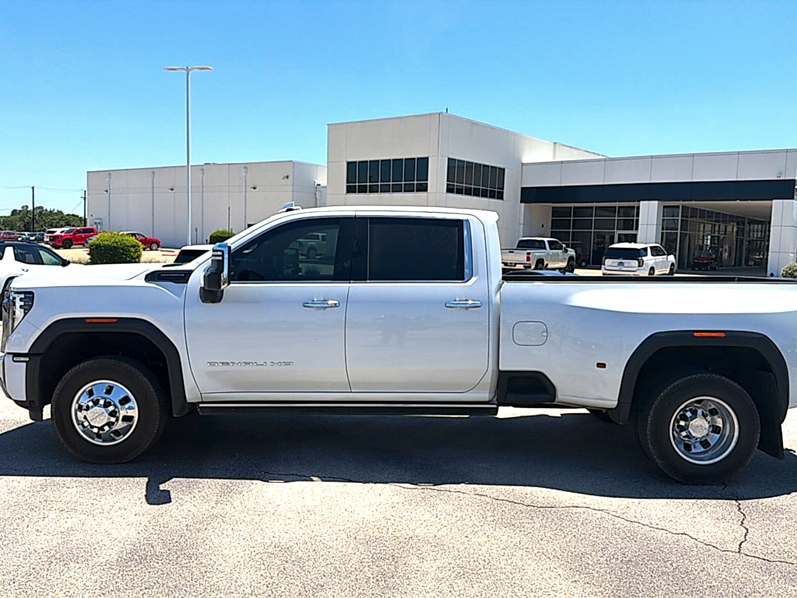 Used 2024 GMC Sierra 3500 Denali Ultimate AWD/4WD image 5