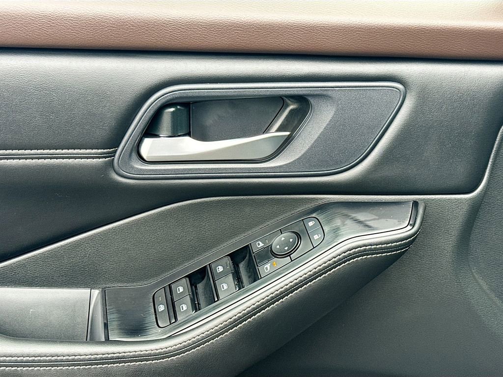 Used 2023 Nissan Rogue SV w/ SV Premium B Package image 18