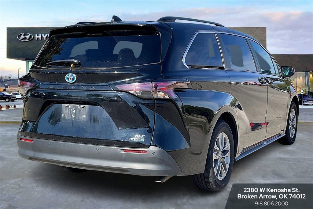 Used 2024 Toyota Sienna XLE image 10