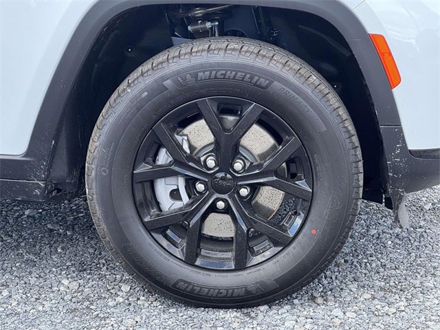 New 2025 Jeep Grand Cherokee L Laredo image 24