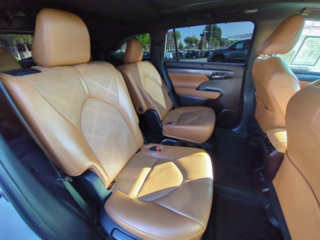 Used 2022 Toyota Highlander Platinum AWD/4WD image 7