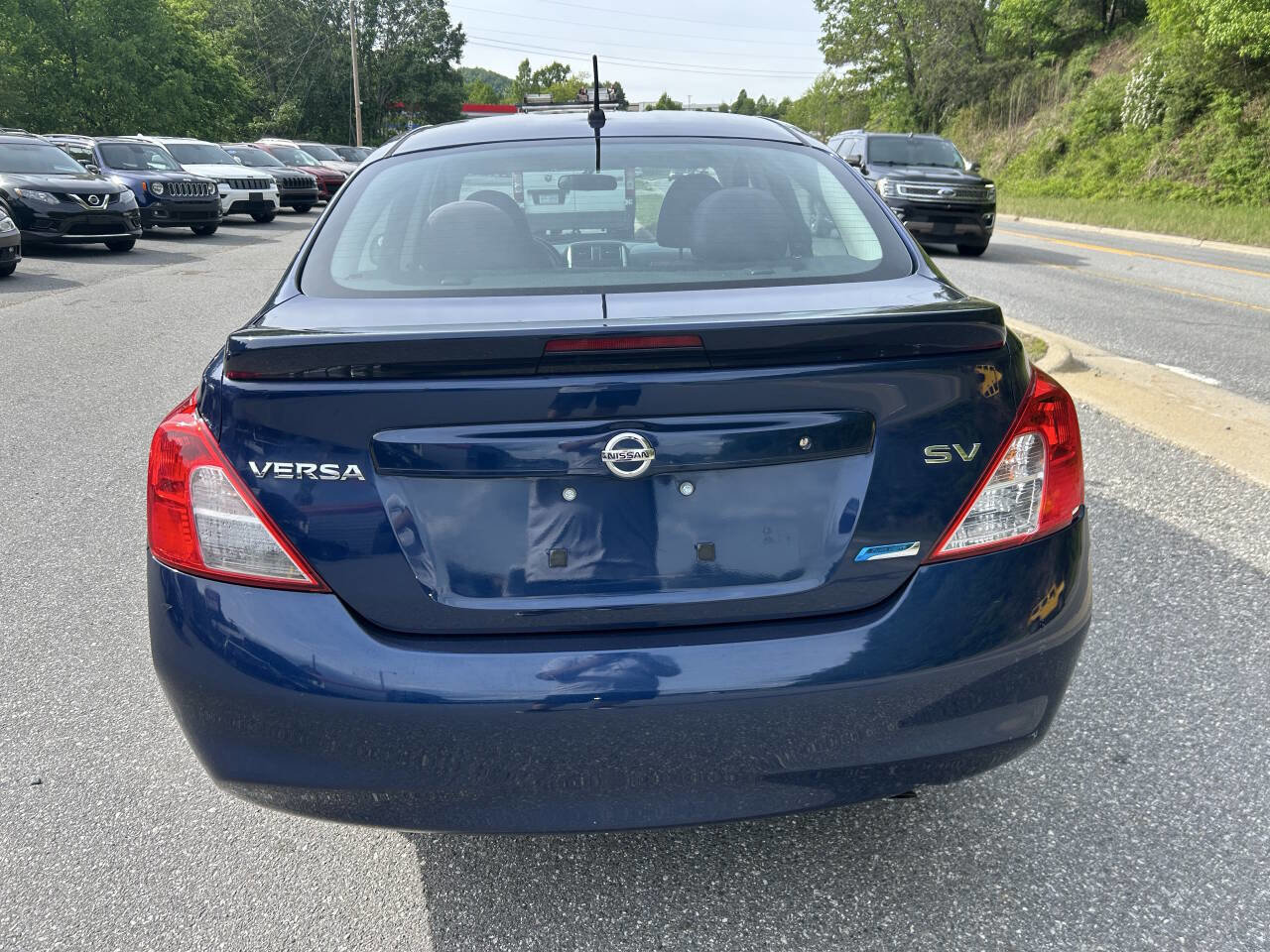 Used 2014 Nissan Versa SV FWD image 6