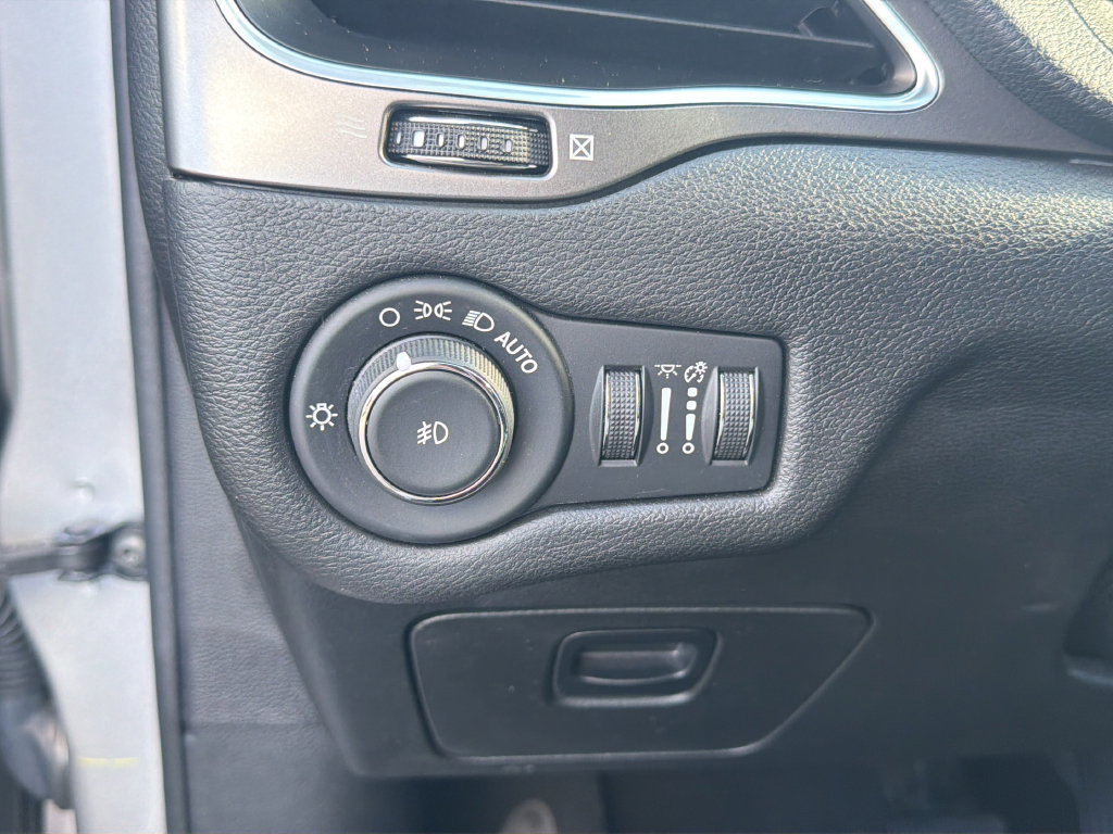 Used 2019 Jeep Cherokee Latitude Plus FWD image 26