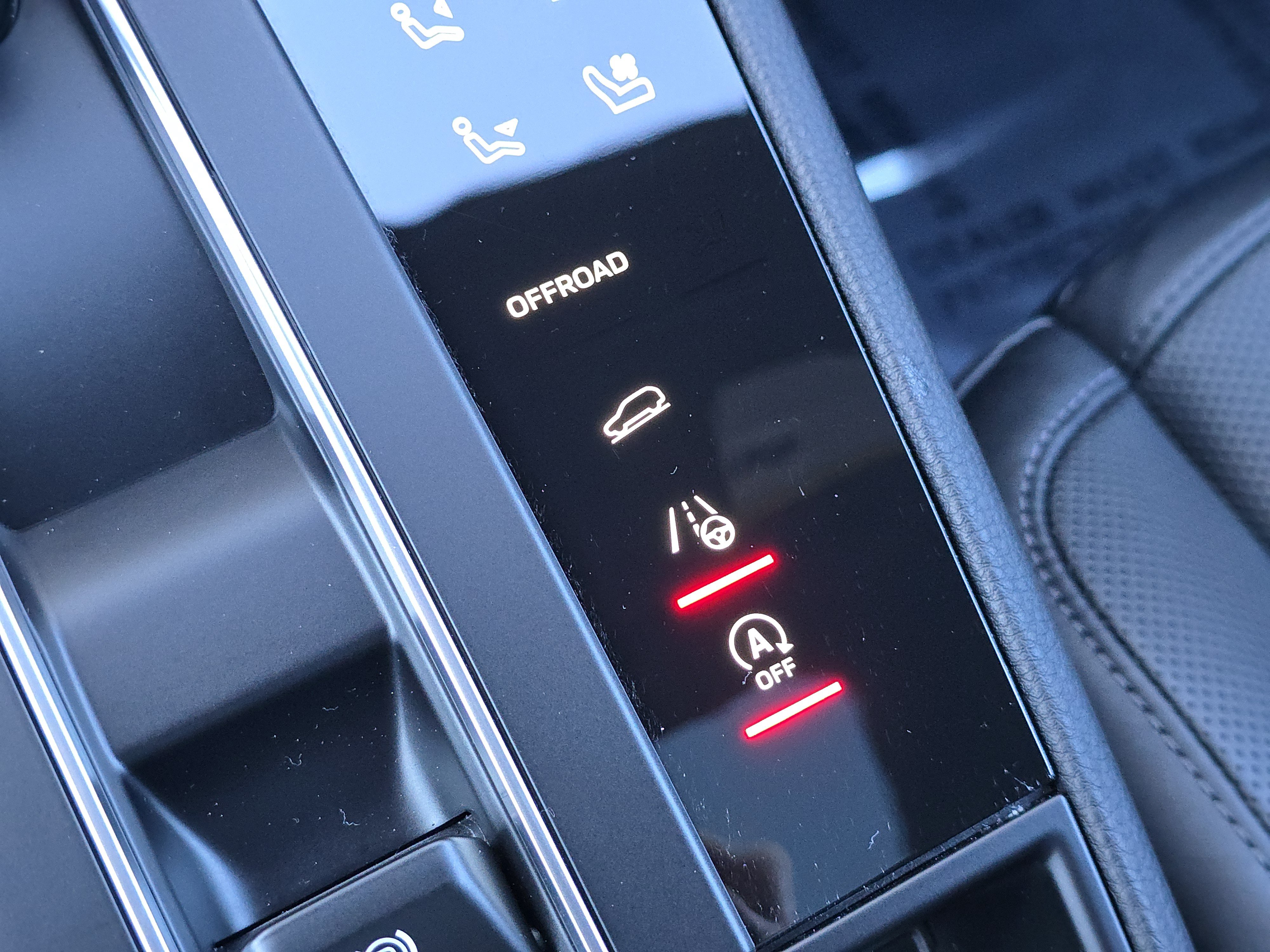 Certified 2025 Porsche Macan AWD/4WD image 27