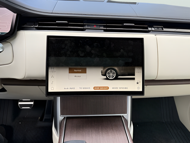 Certified 2025 Land Rover Range Rover SE AWD/4WD image 21