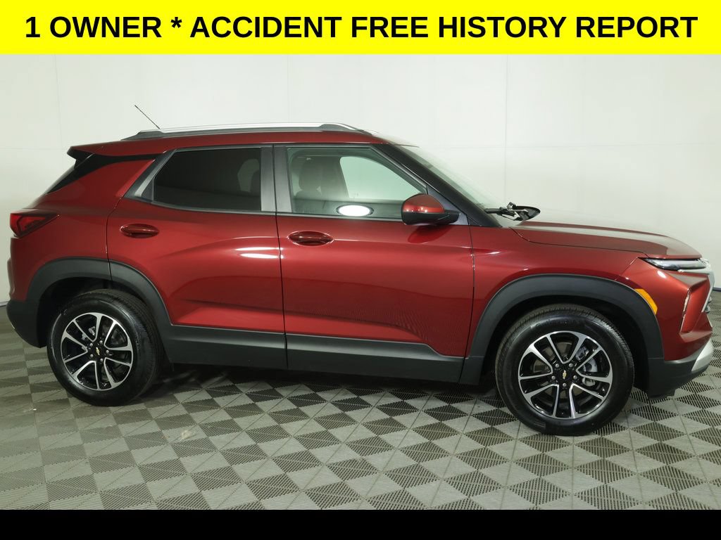 Used 2025 Chevrolet TrailBlazer LT FWD image 2