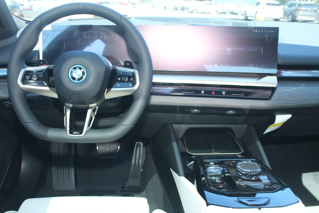 New 2026 BMW 550e xDrive w/ Executive Package AWD/4WD image 19