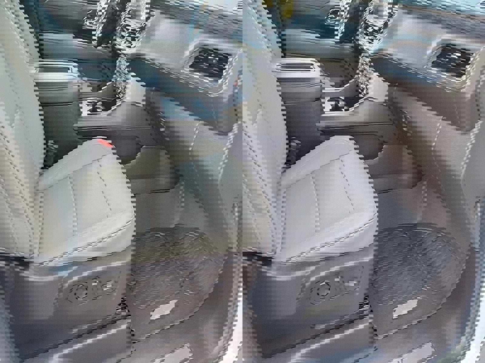 Used 2023 GMC Yukon SLT w/ SLT Premium Package image 15