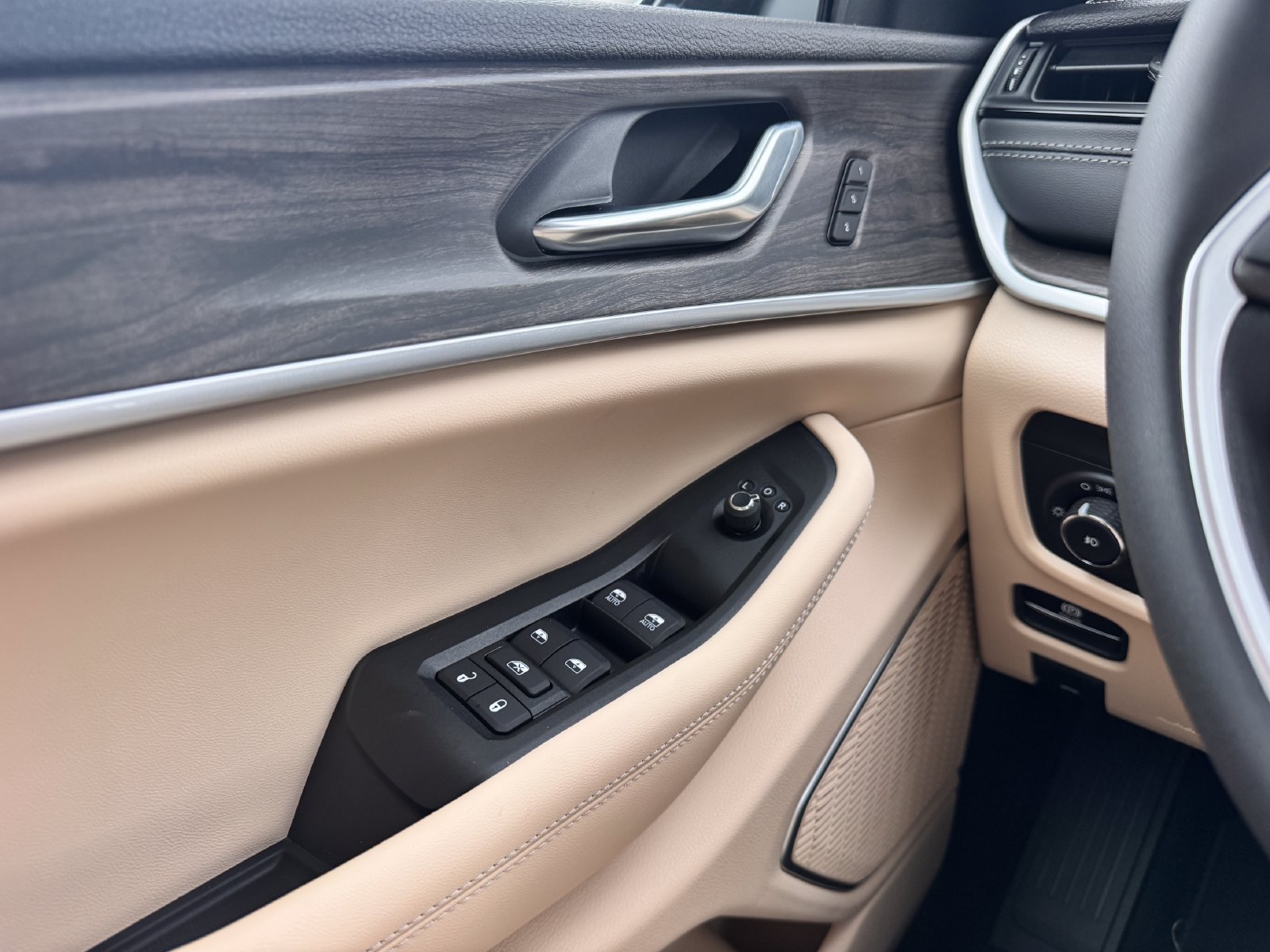 New 2026 Jeep Grand Cherokee Limited w/ Luxury Tech Group II AWD/4WD image 13