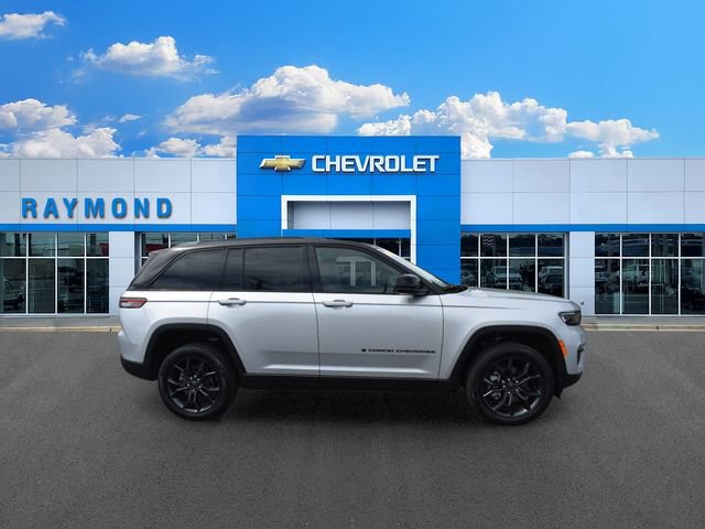 Used 2025 Jeep Grand Cherokee Limited AWD/4WD image 2