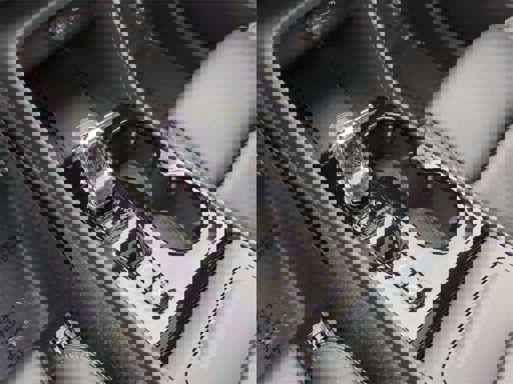 Used 2023 Volvo XC40 B5 Ultimate w/ Protection Package Premier image 25