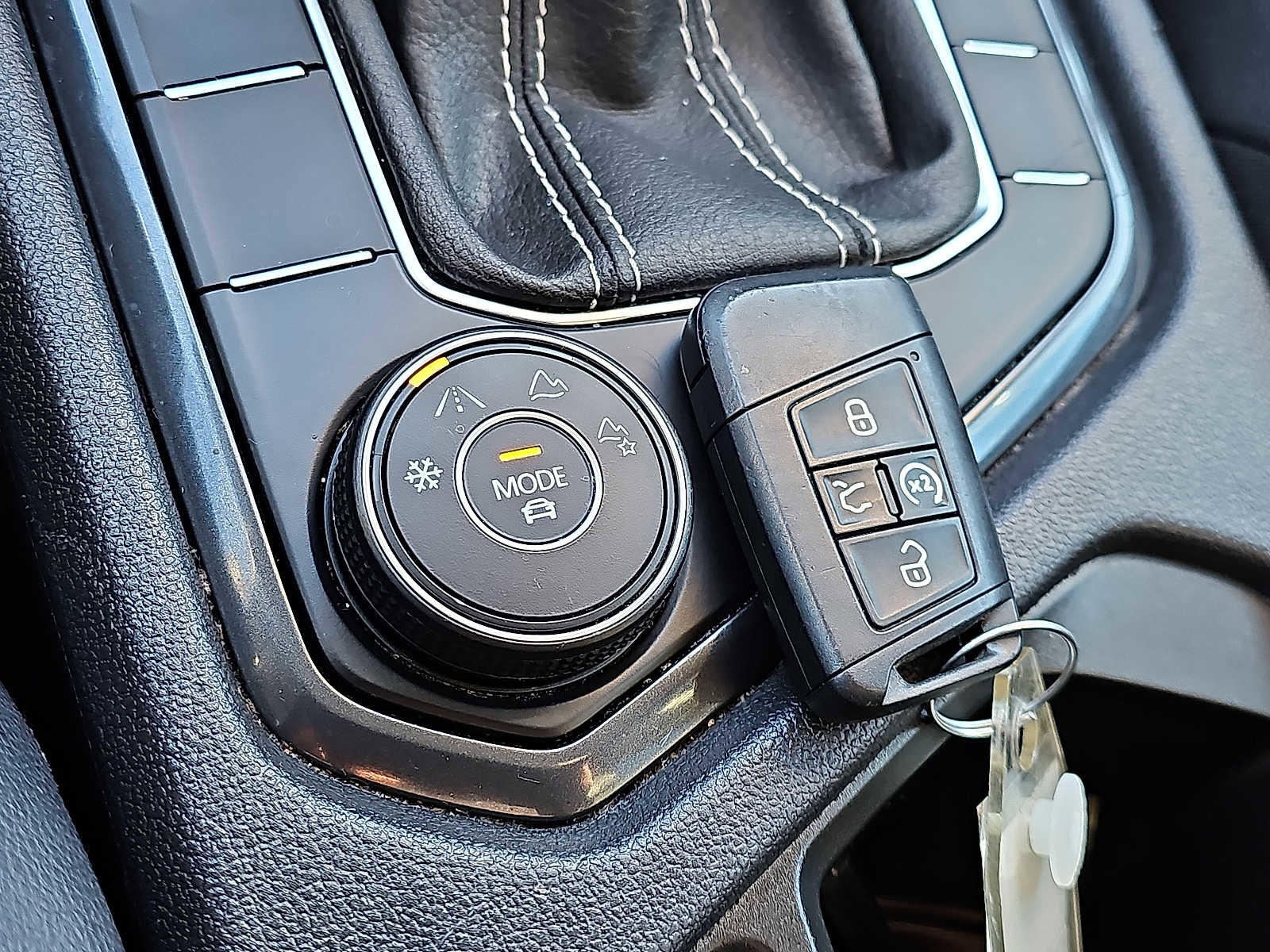 Used 2024 Volkswagen Tiguan SE image 25