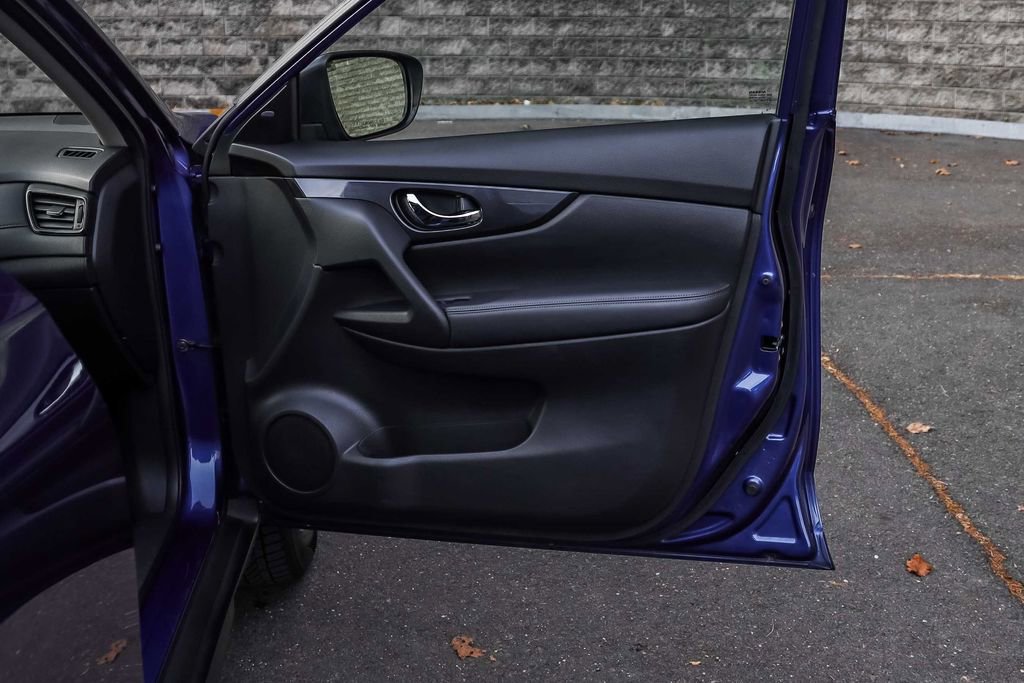 Used 2017 Nissan Rogue SV w/ SV Premium Package image 14