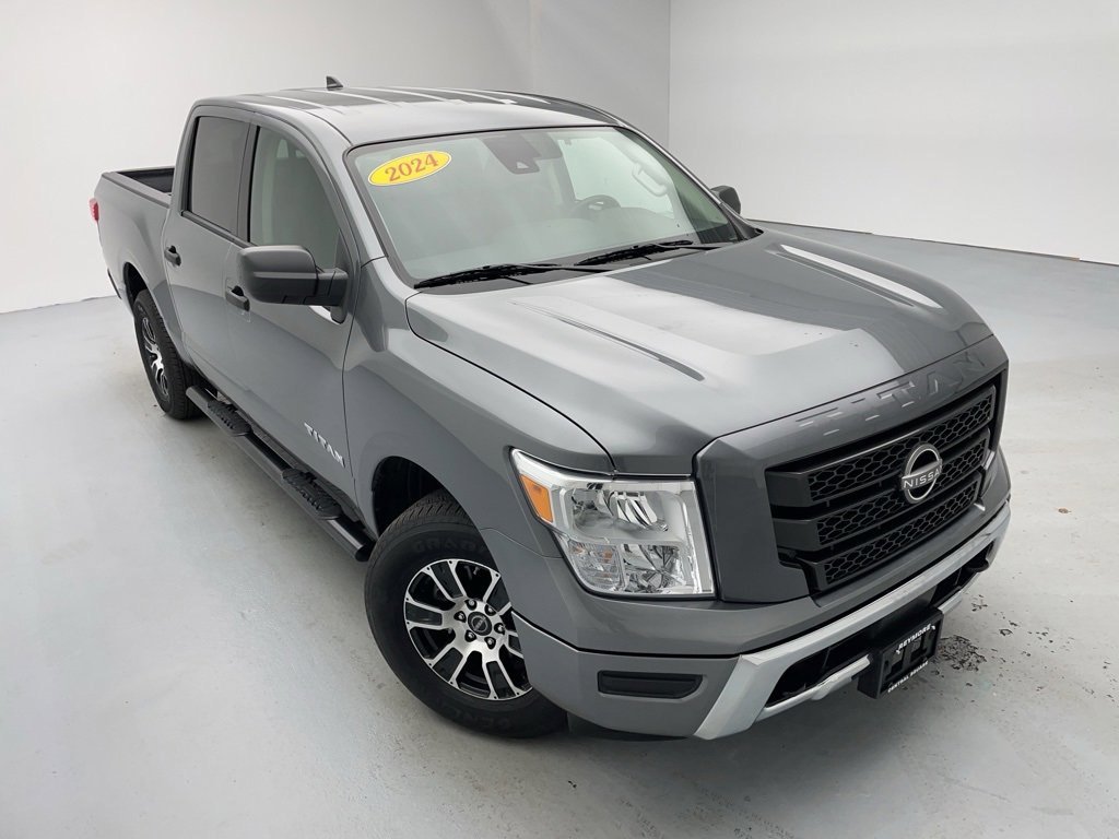 Used 2024 Nissan Titan SV image 2