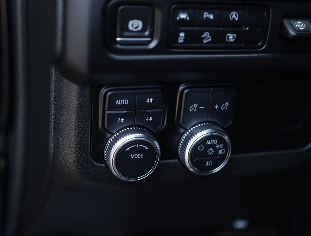 Used 2024 GMC Yukon XL AT4 w/ Technology Package AWD/4WD image 11