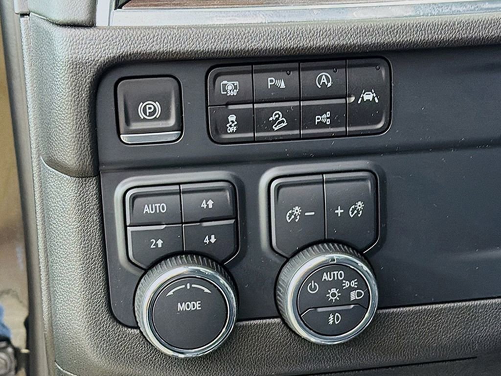 Used 2025 Chevrolet Suburban Z71 AWD/4WD image 32