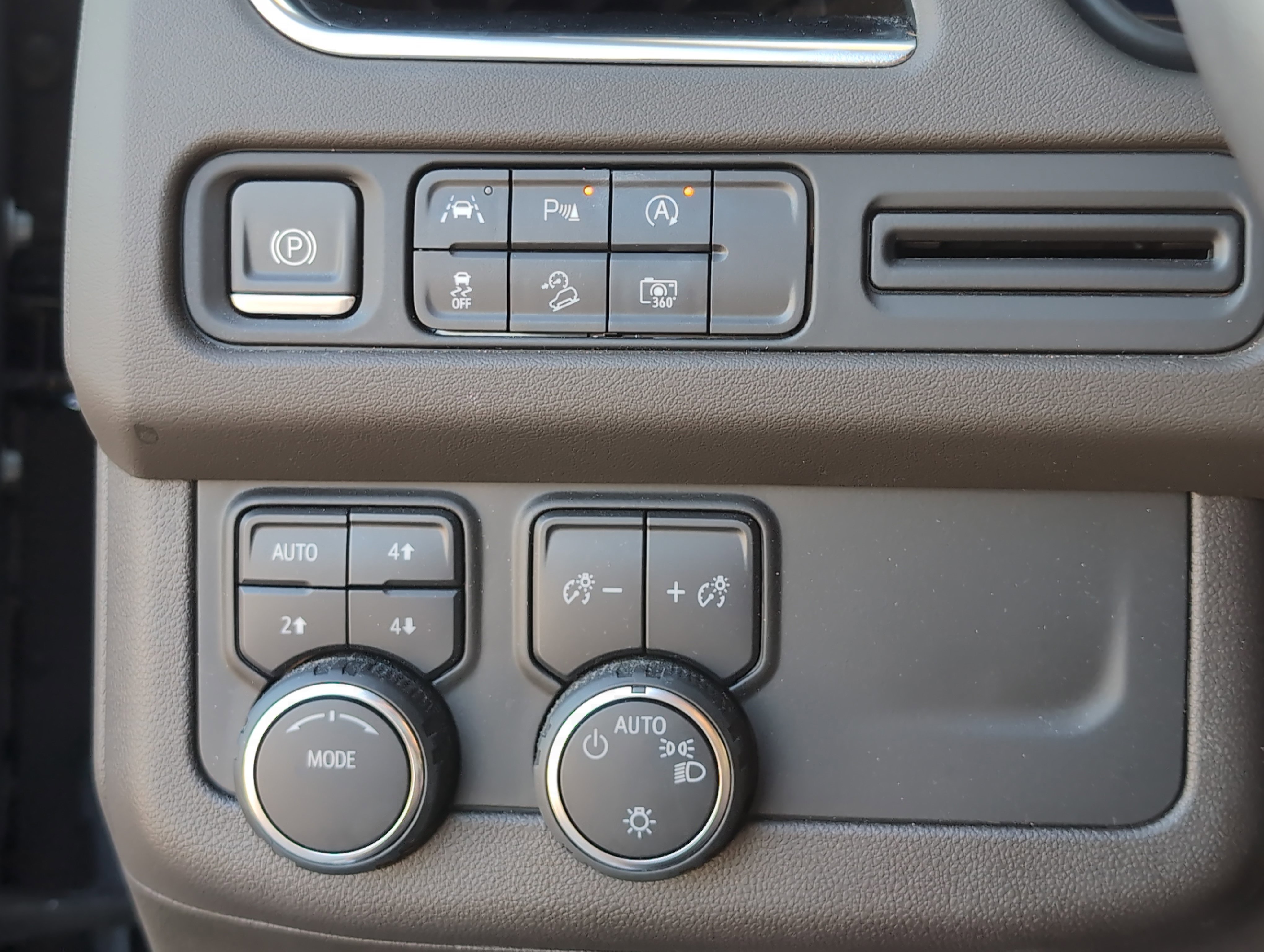 Used 2024 Chevrolet Tahoe Z71 w/ Luxury Package image 24