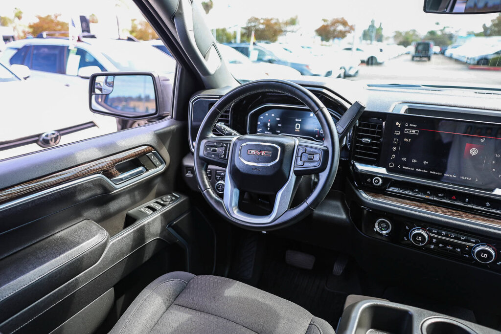 Used 2023 GMC Sierra 1500 Elevation w/ X31 Off-Road Package AWD/4WD image 4
