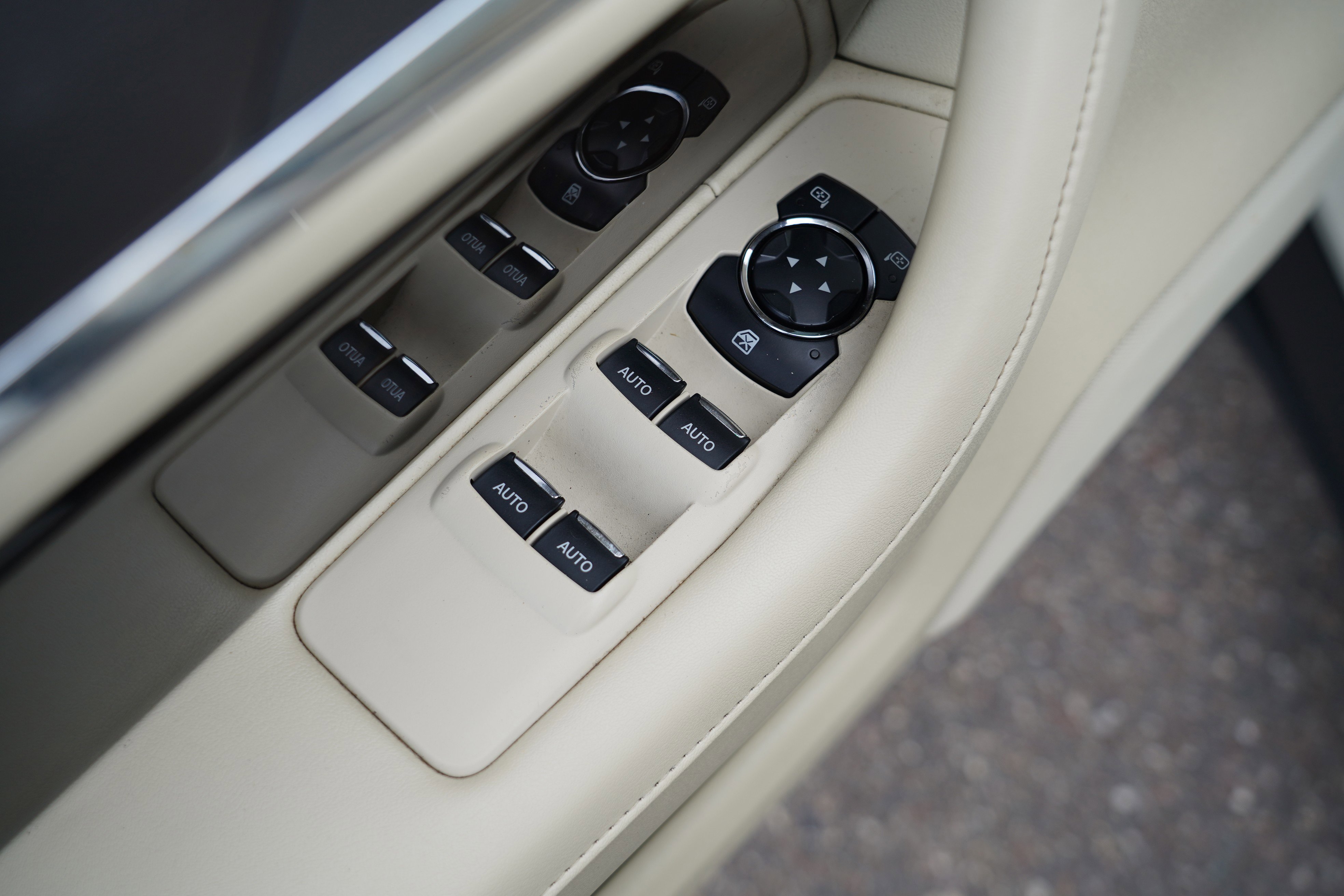 Used 2014 Lincoln MKS AWD w/ Equipment Group 101A image 18