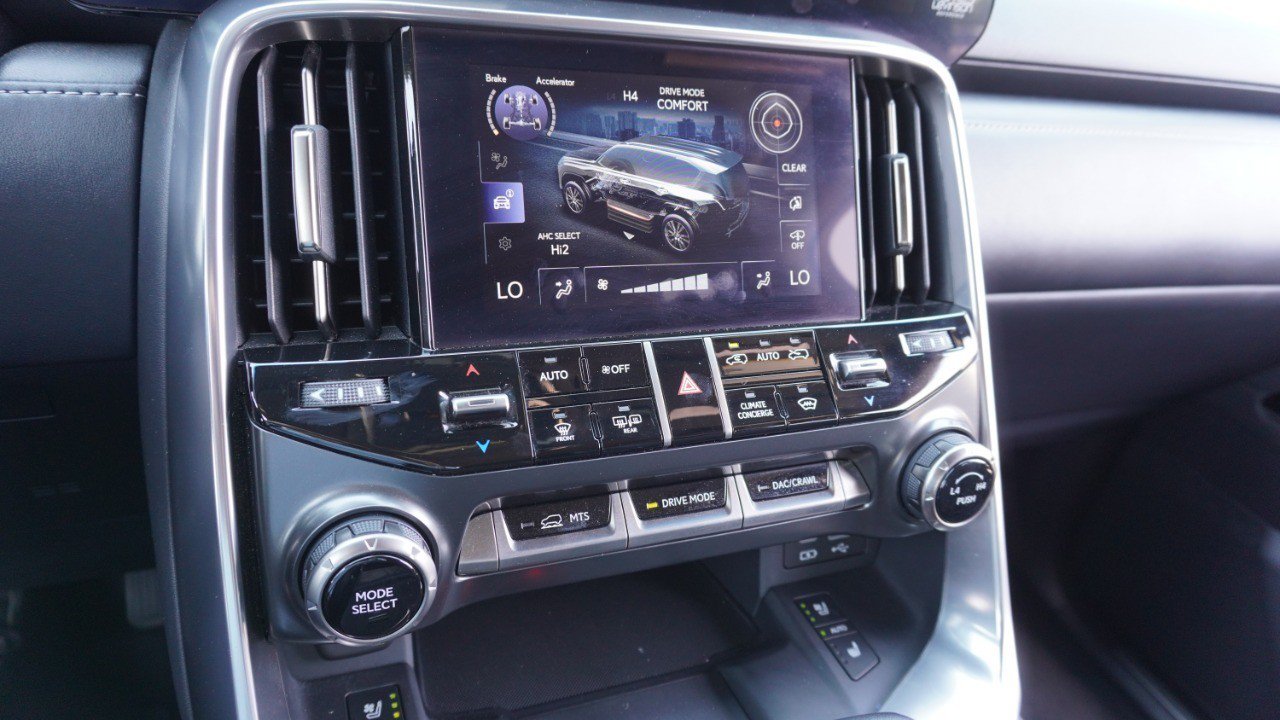 Used 2022 Lexus LX 600 4WD w/ Accessory Package (Z1) image 18