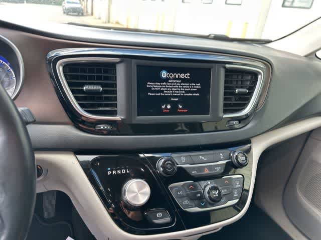 Used 2019 Chrysler Pacifica Touring-L FWD image 7