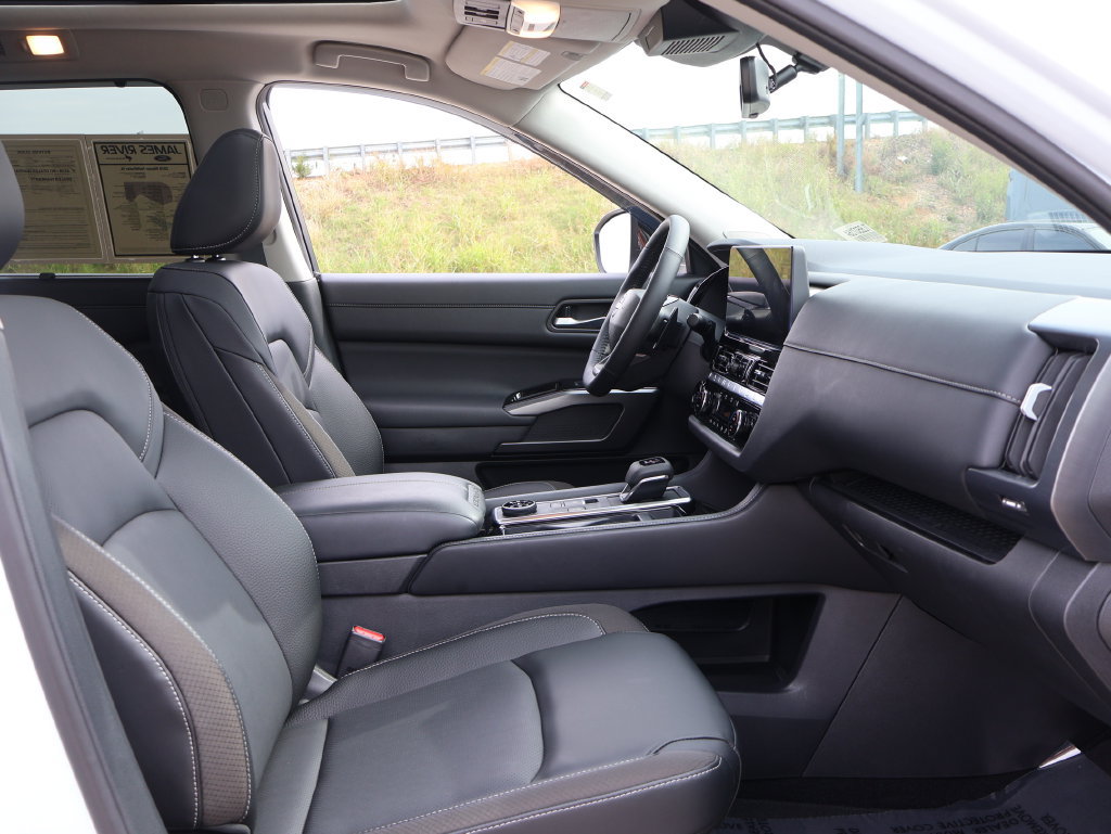 Used 2026 Nissan Pathfinder SL w/ SL Premium Package AWD/4WD image 9