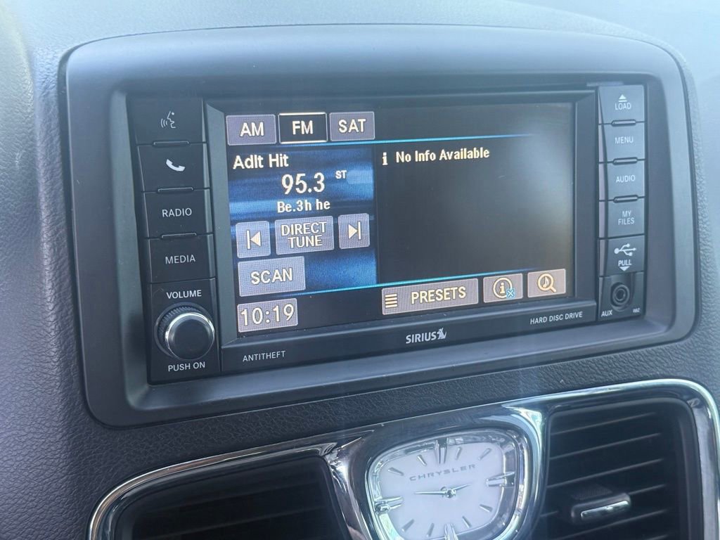 Used 2016 Chrysler Town & Country Touring w/ Driver Convenience Group image 14