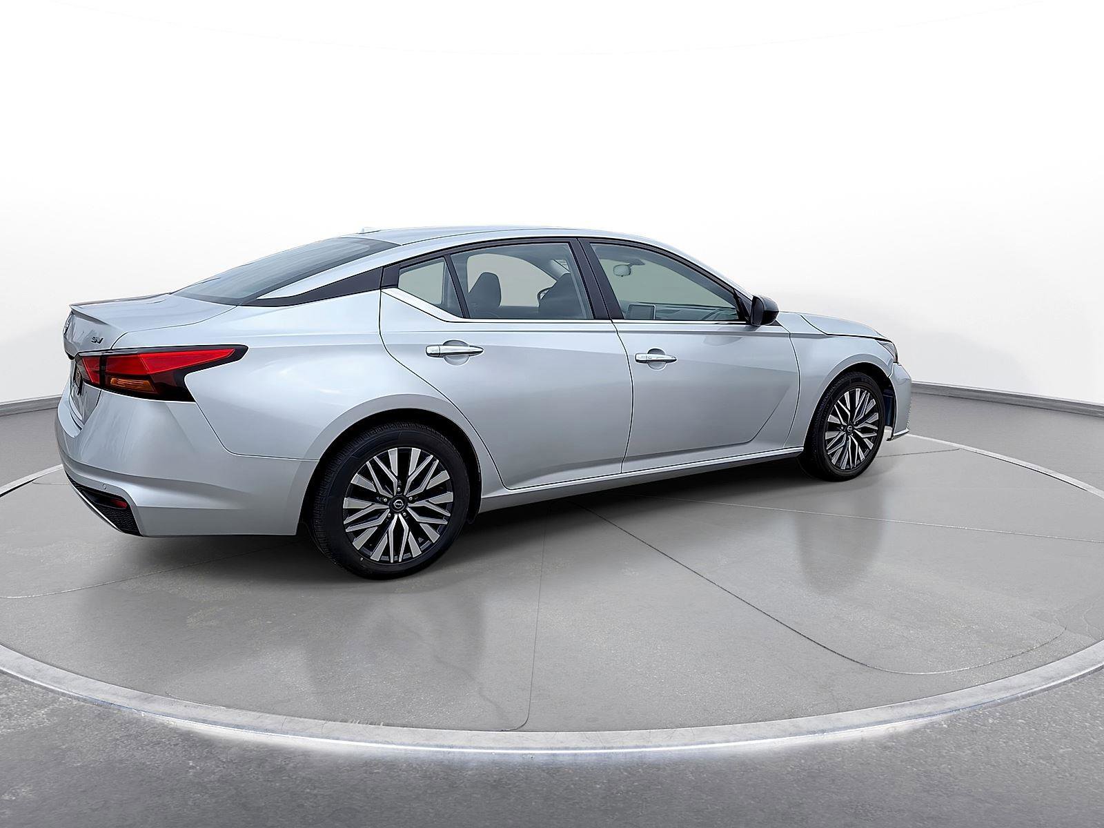 Used 2024 Nissan Altima 2.5 SV image 8