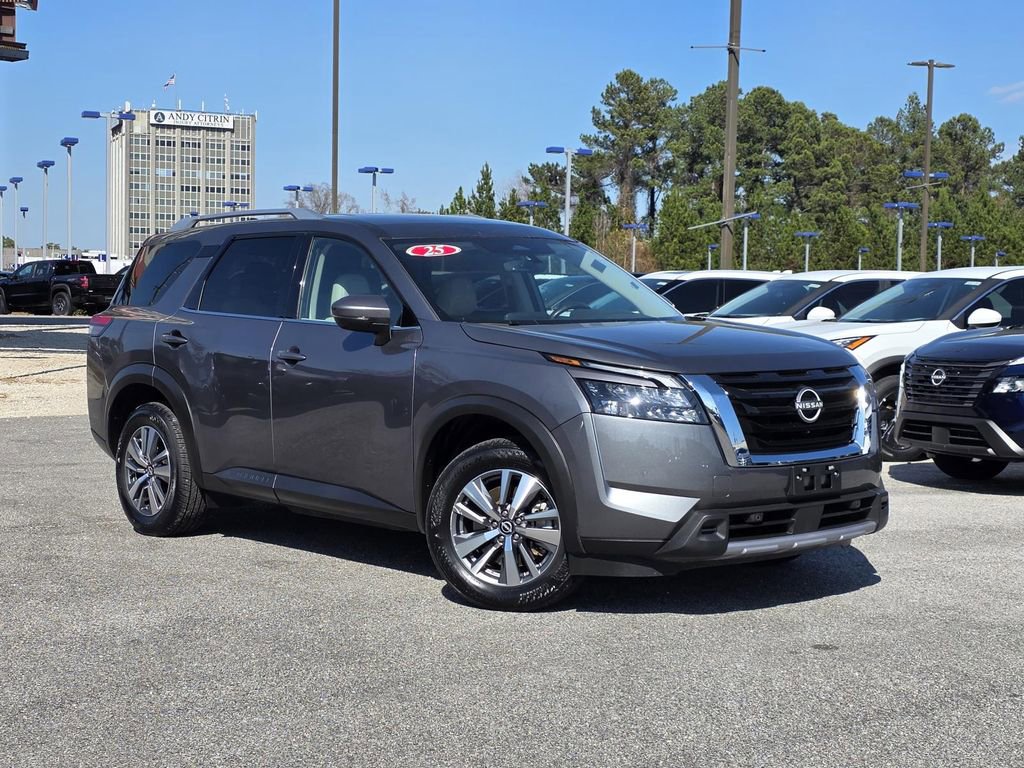 Used 2025 Nissan Pathfinder SL image 2