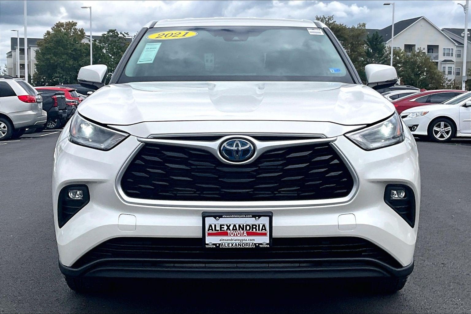 Used 2021 Toyota Highlander LE AWD/4WD image 3