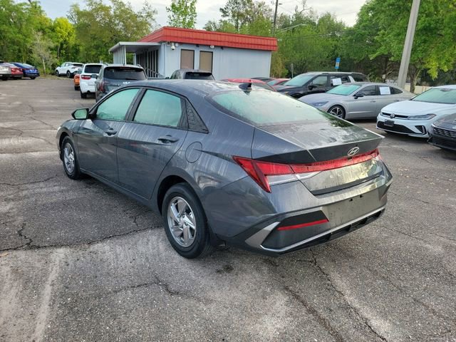 Used 2025 Hyundai Elantra SE image 3
