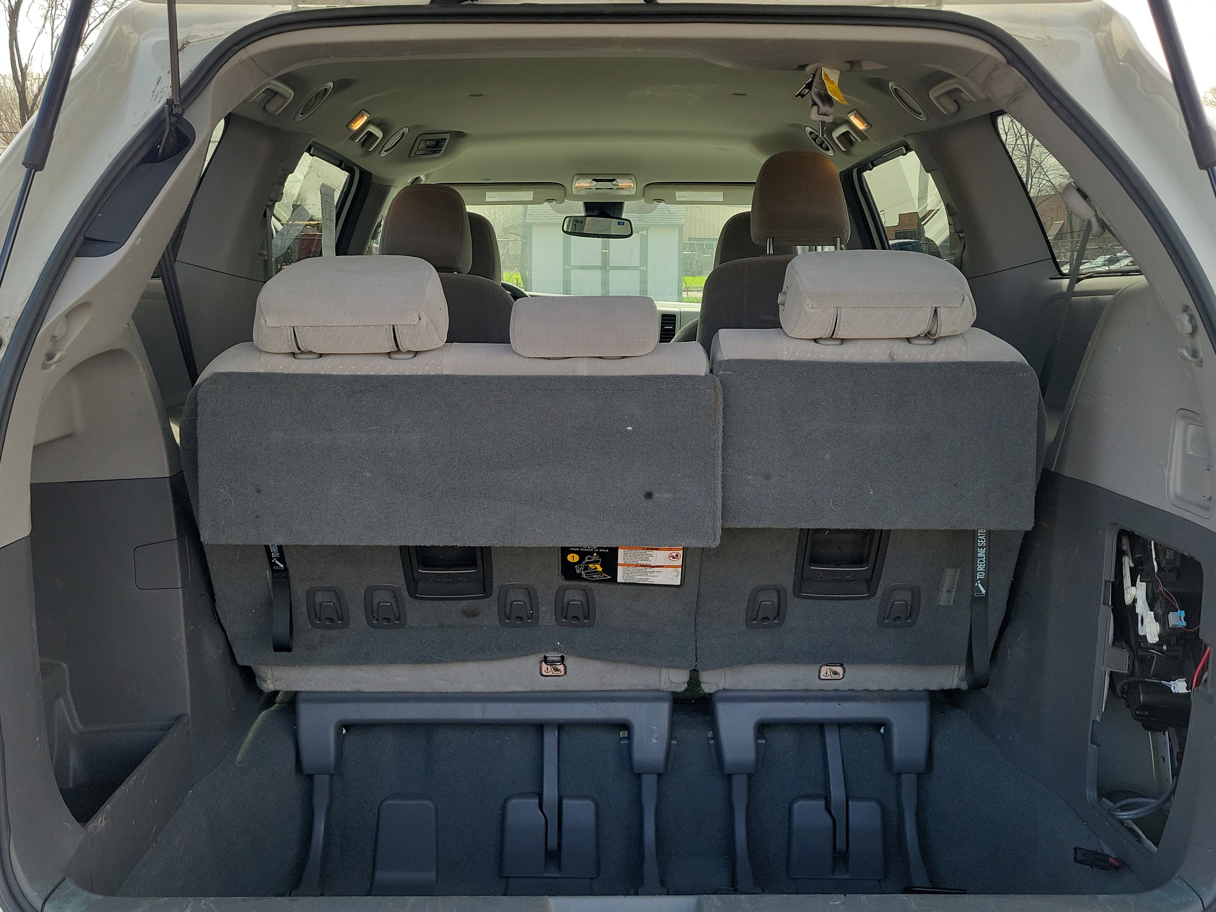 Used 2019 Toyota Sienna LE w/ Carpet Mat Package image 7