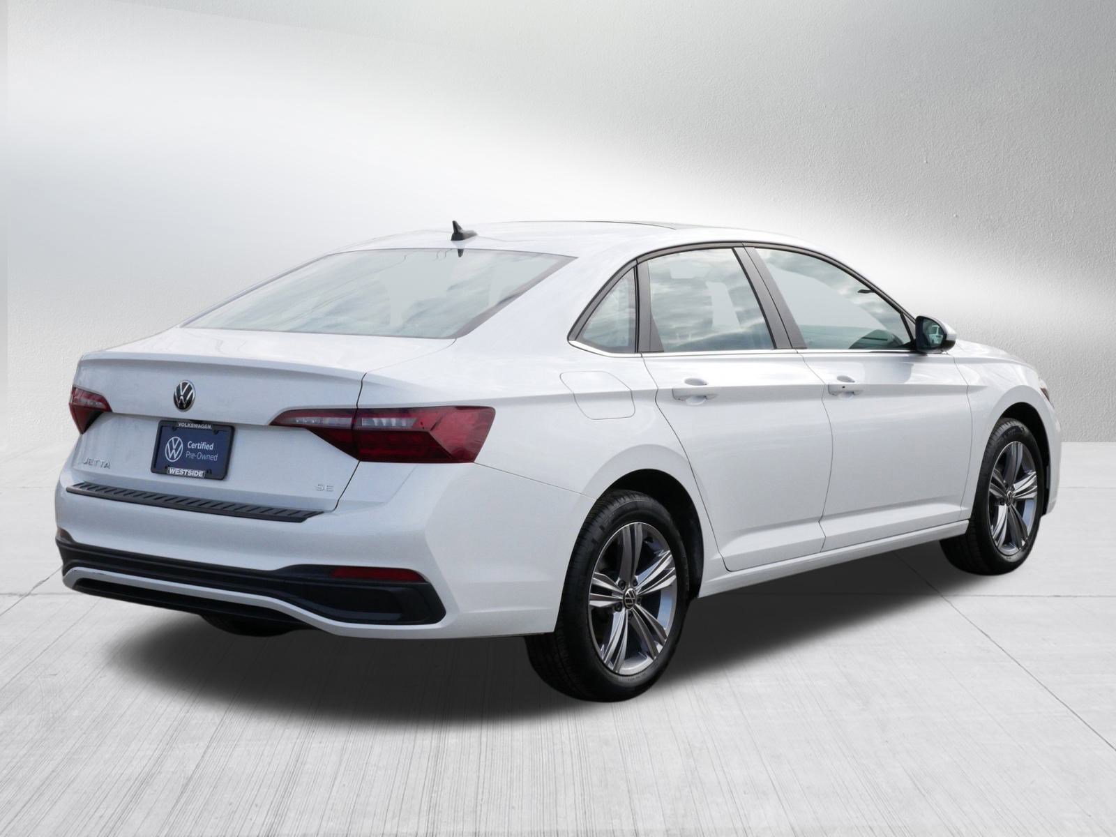 Certified 2022 Volkswagen Jetta SE w/ Panoramic Sunroof Package image 7